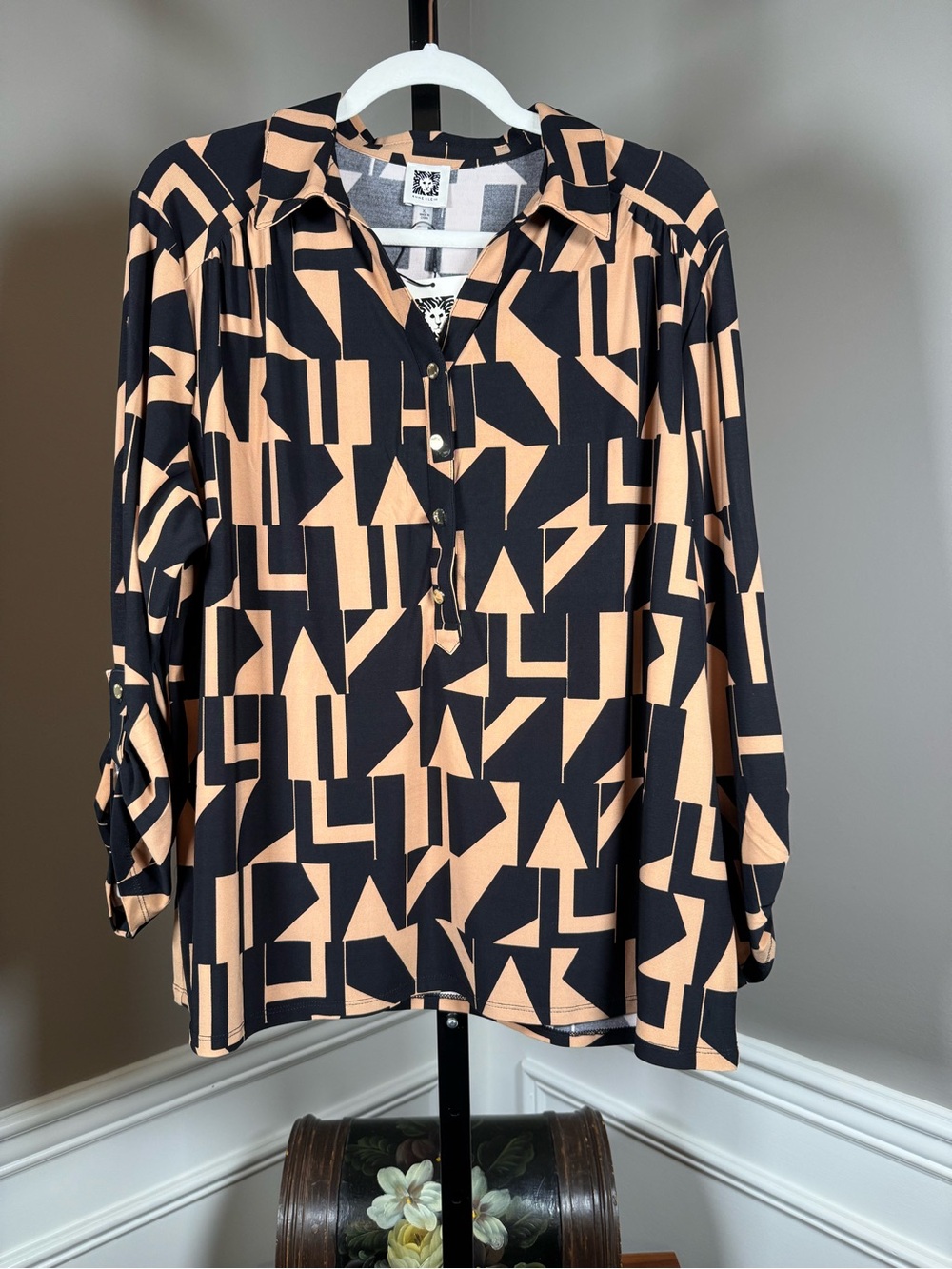 Anne Klein XL Black & Vicuna Geometric Print Roll Tab Blouse NWT - Picture 2 of 7